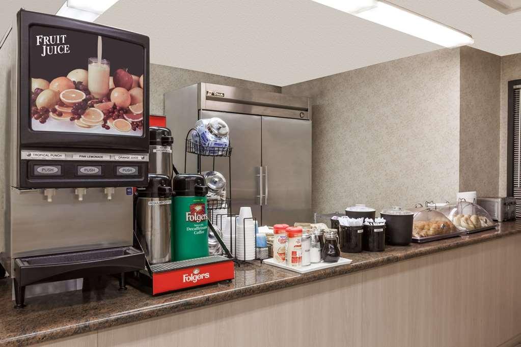 Hotel Ramada By Wyndham Bakersfield Extérieur photo