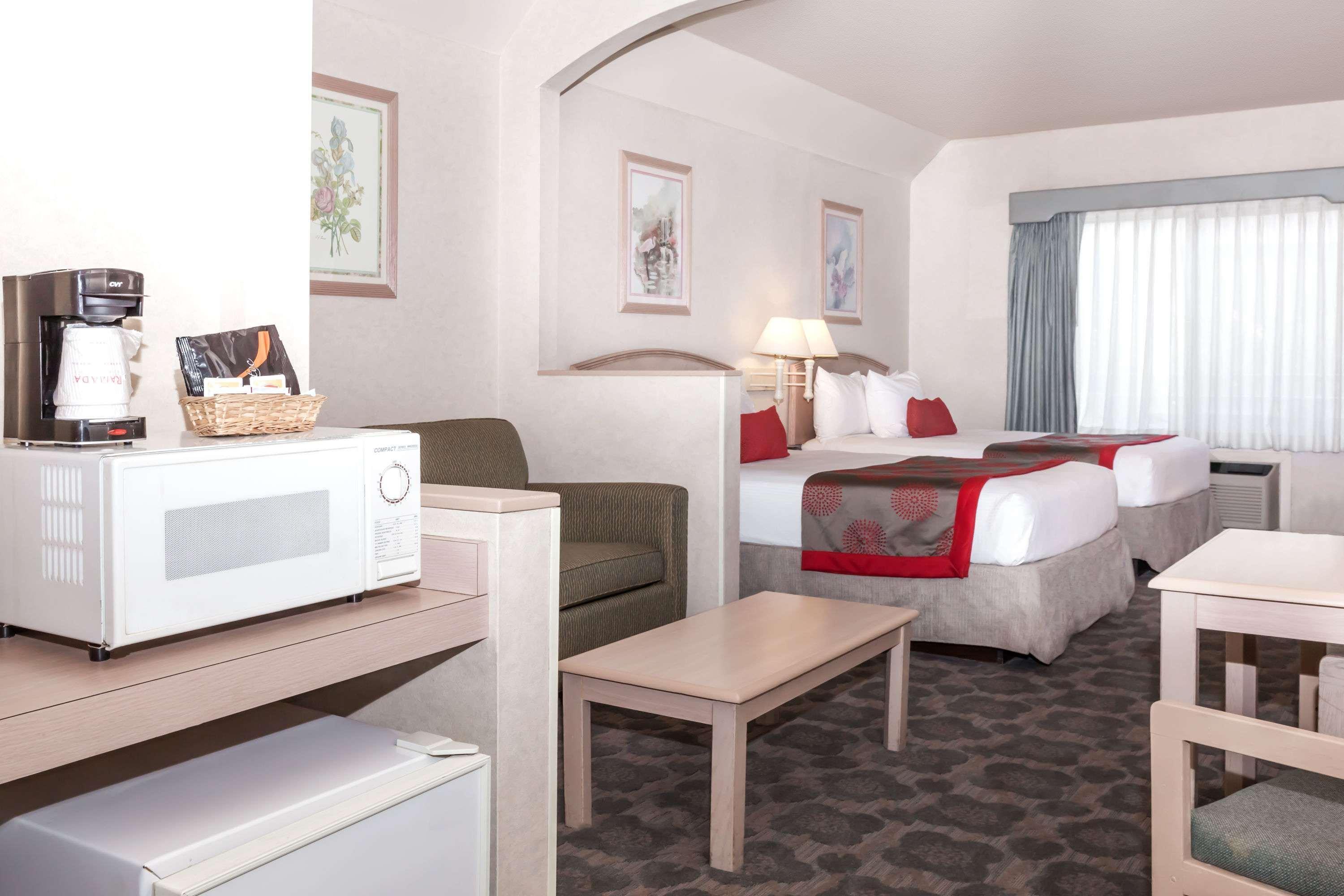 Hotel Ramada By Wyndham Bakersfield Extérieur photo