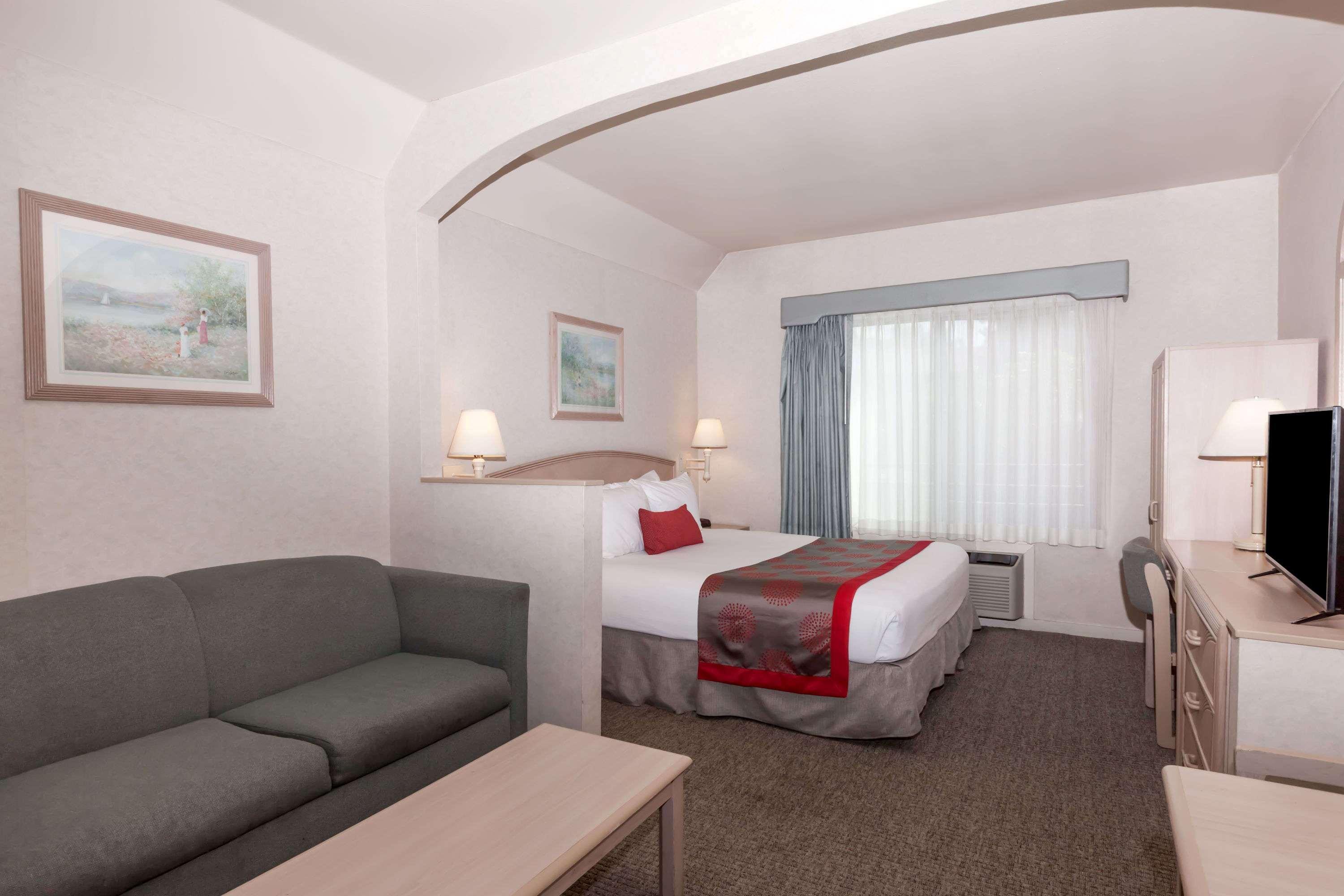 Hotel Ramada By Wyndham Bakersfield Extérieur photo