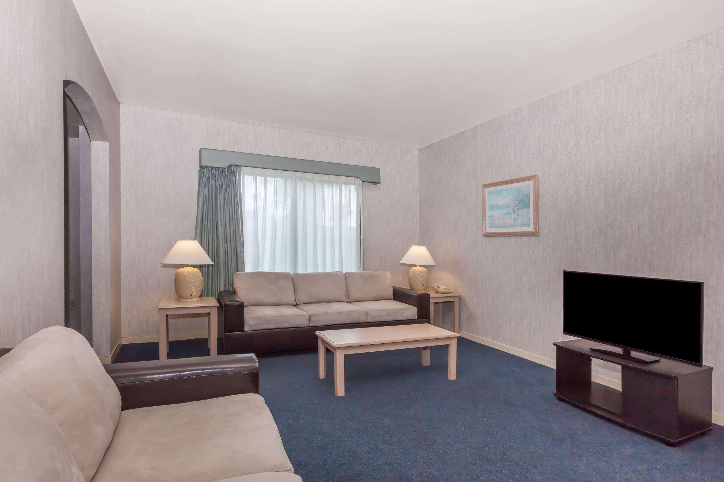 Hotel Ramada By Wyndham Bakersfield Extérieur photo