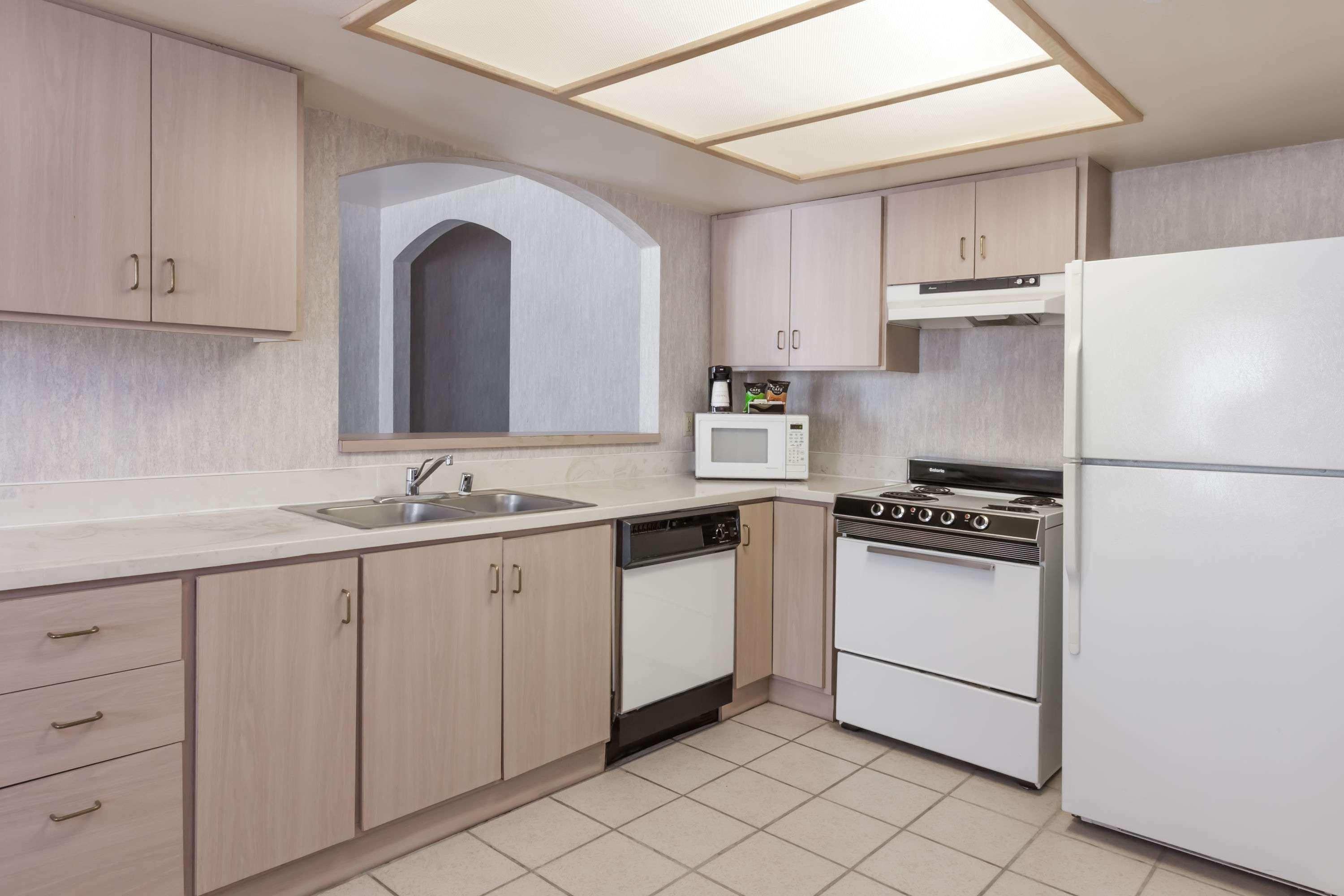 Hotel Ramada By Wyndham Bakersfield Extérieur photo