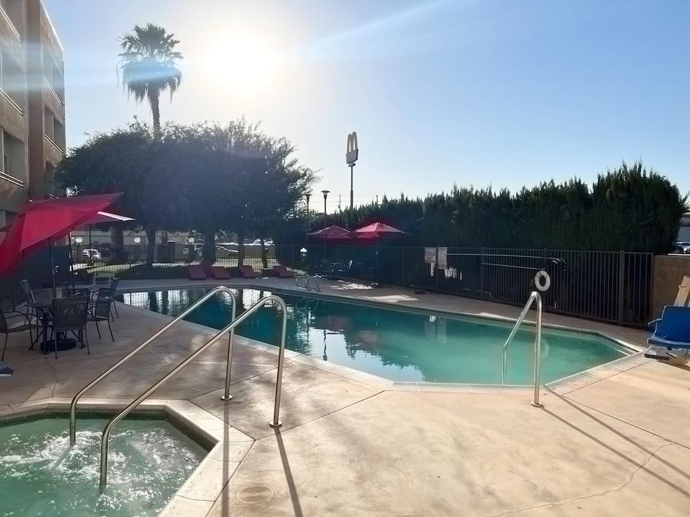 Hotel Ramada By Wyndham Bakersfield Extérieur photo