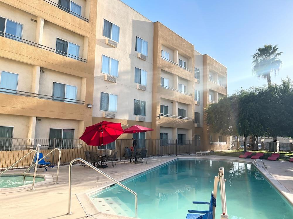 Hotel Ramada By Wyndham Bakersfield Extérieur photo