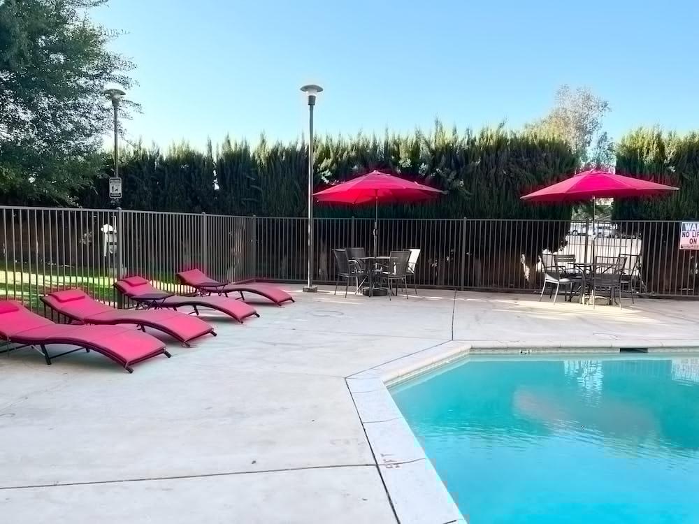 Hotel Ramada By Wyndham Bakersfield Extérieur photo