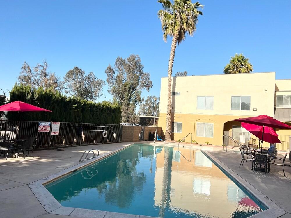 Hotel Ramada By Wyndham Bakersfield Extérieur photo