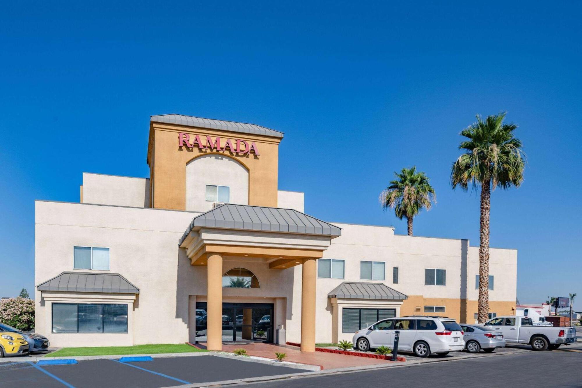 Hotel Ramada By Wyndham Bakersfield Extérieur photo