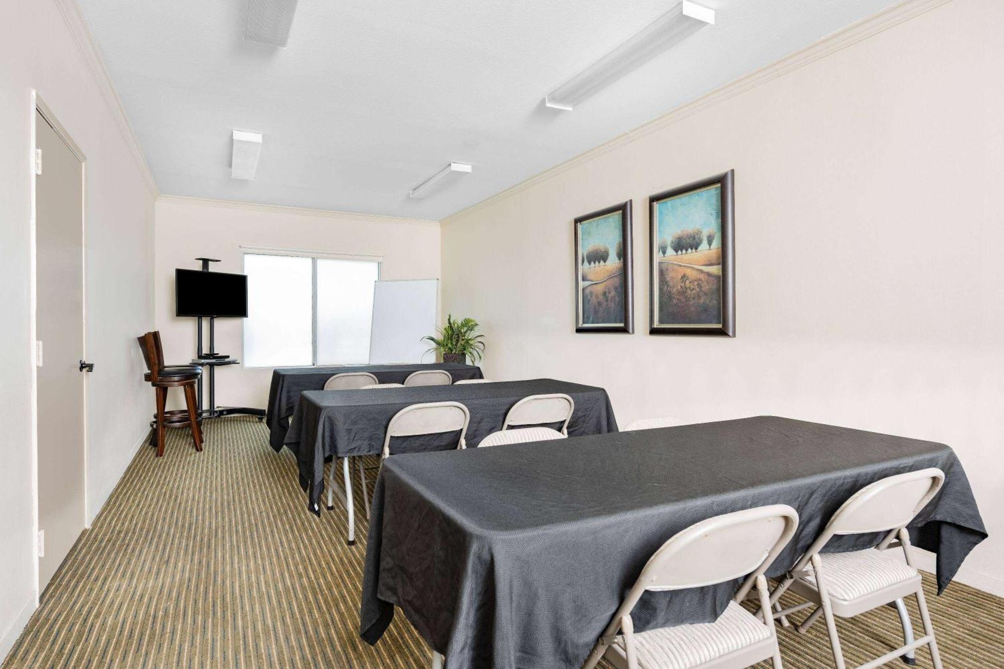 Hotel Ramada By Wyndham Bakersfield Extérieur photo