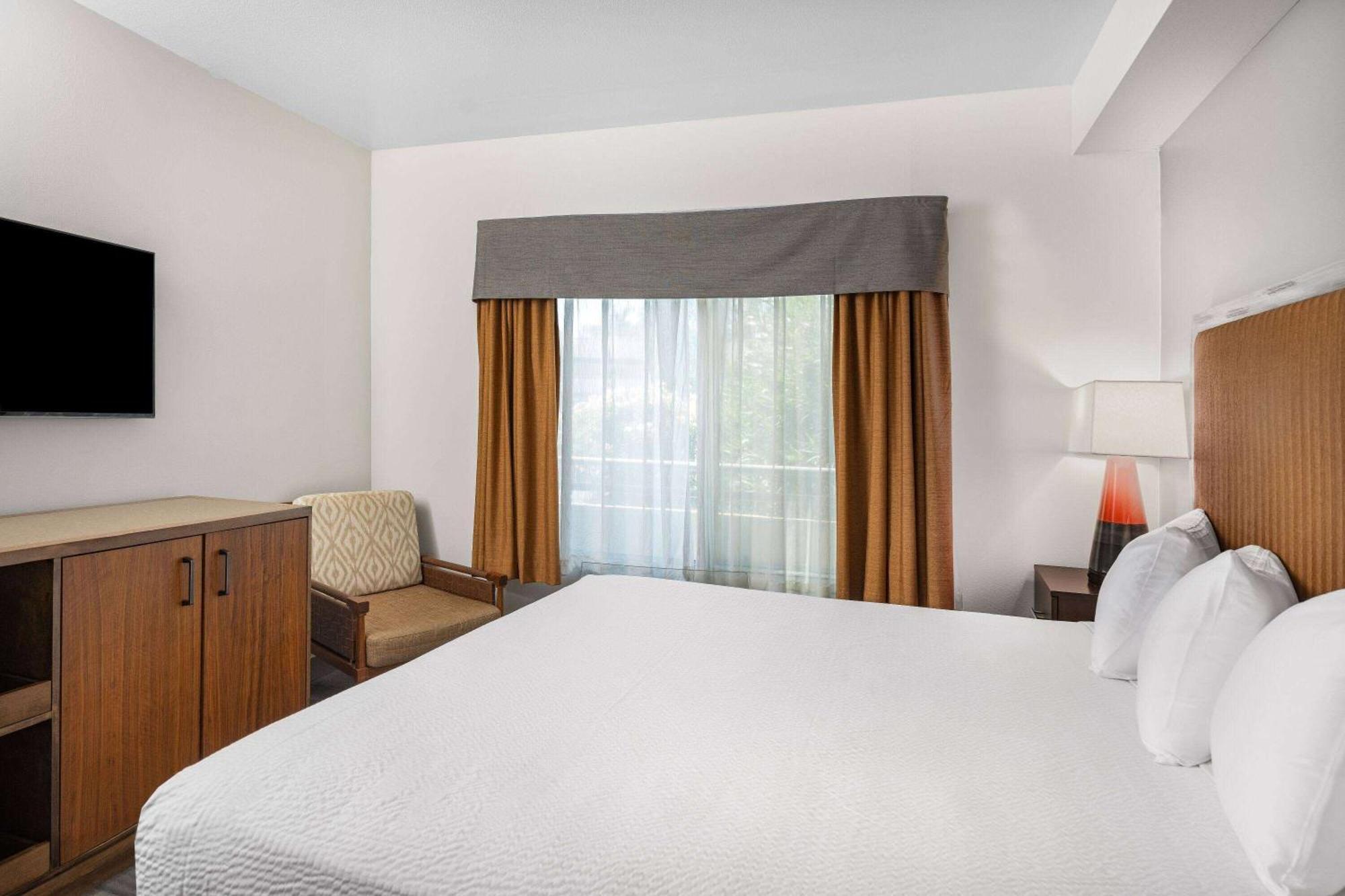 Hotel Ramada By Wyndham Bakersfield Extérieur photo