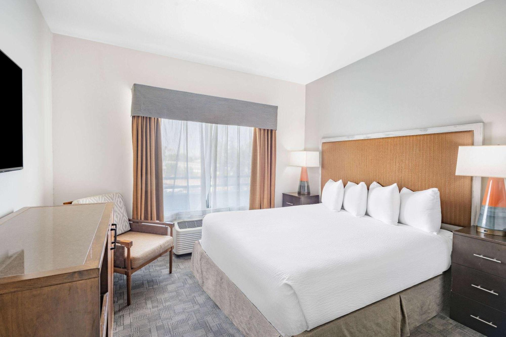 Hotel Ramada By Wyndham Bakersfield Extérieur photo