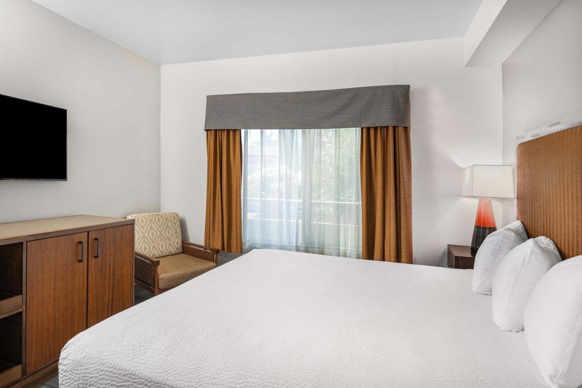 Hotel Ramada By Wyndham Bakersfield Extérieur photo