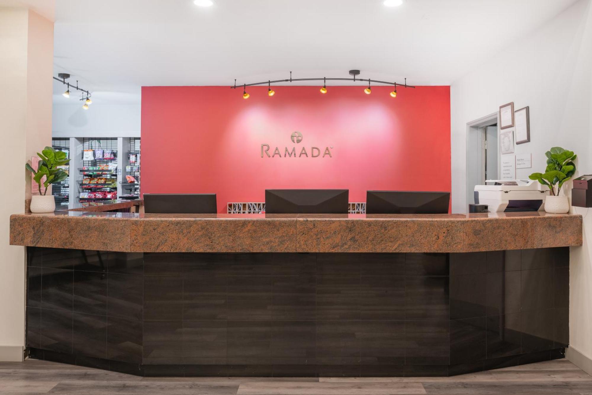 Hotel Ramada By Wyndham Bakersfield Extérieur photo