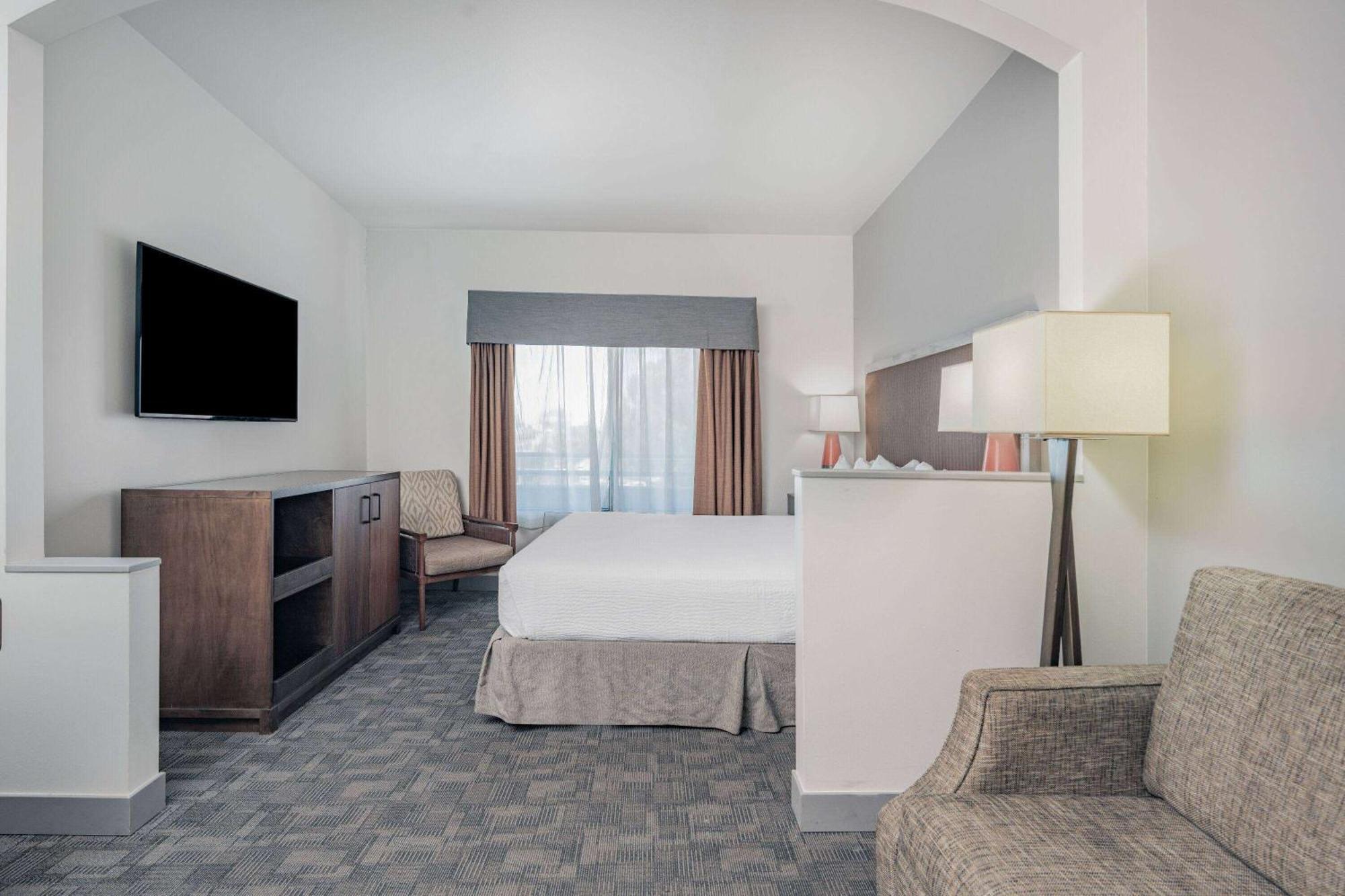 Hotel Ramada By Wyndham Bakersfield Extérieur photo