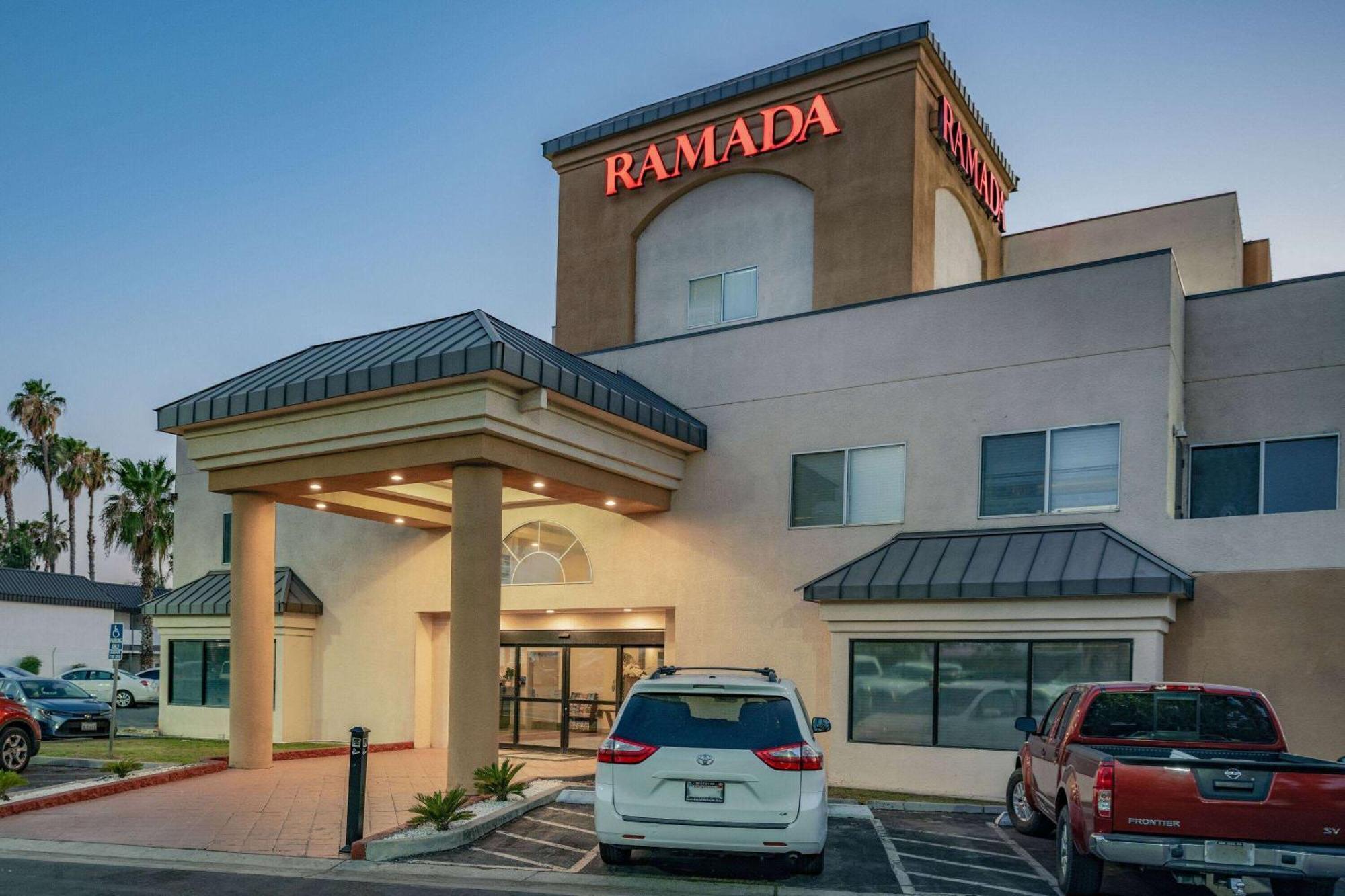 Hotel Ramada By Wyndham Bakersfield Extérieur photo