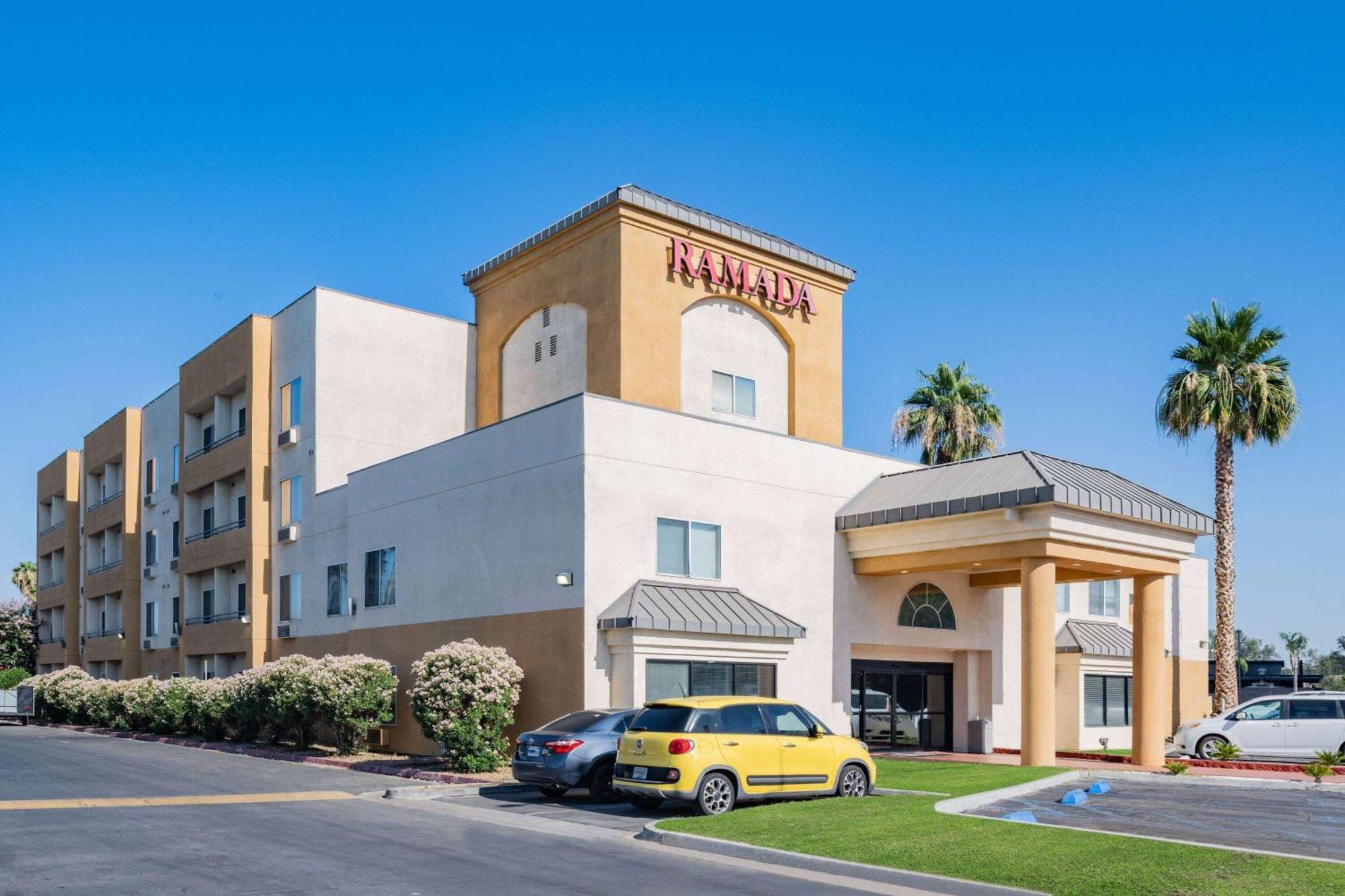 Hotel Ramada By Wyndham Bakersfield Extérieur photo