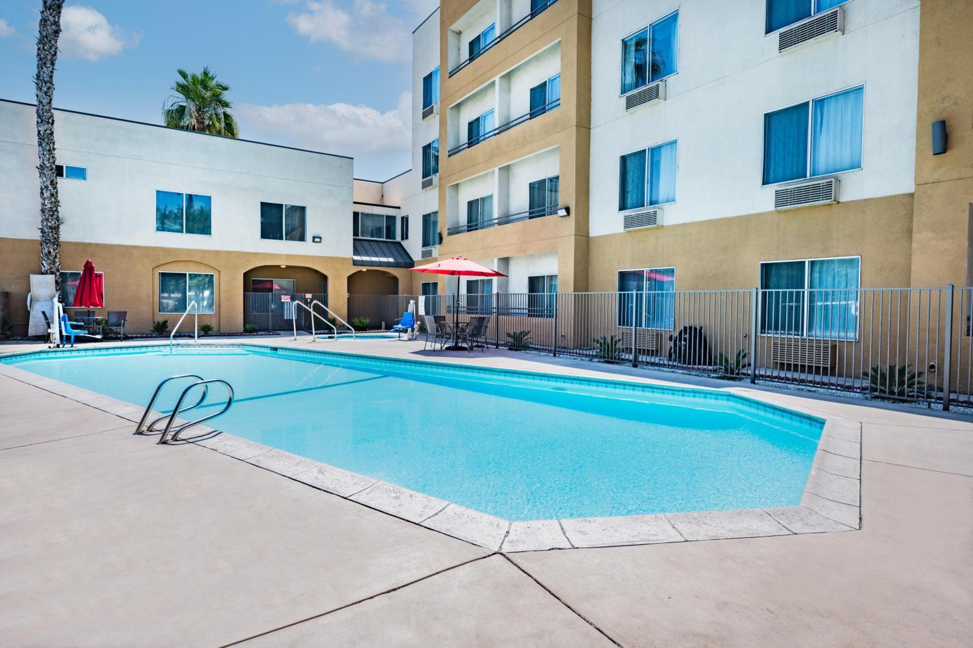 Hotel Ramada By Wyndham Bakersfield Extérieur photo