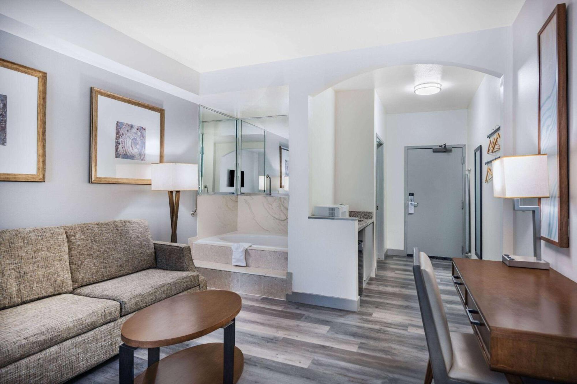 Hotel Ramada By Wyndham Bakersfield Extérieur photo